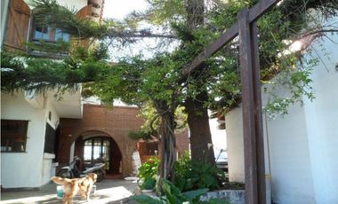 Casa desarrollada en dos plantas con piscina barrio San Carlos