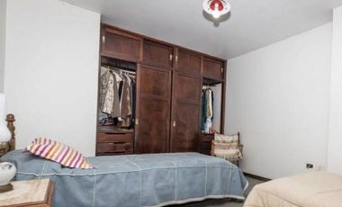 Casa desarrollada en dos plantas con piscina barrio San Carlos