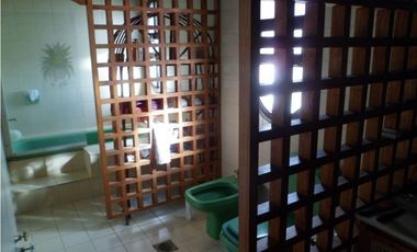 Casa desarrollada en dos plantas con piscina barrio San Carlos