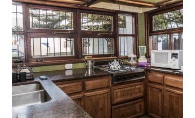 Casa desarrollada en dos plantas con piscina barrio San Carlos