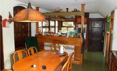 Casa desarrollada en dos plantas con piscina barrio San Carlos