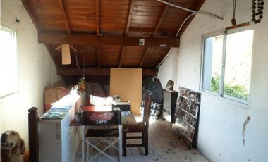 Casa desarrollada en dos plantas con piscina barrio San Carlos