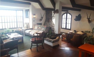 Casa desarrollada en dos plantas con piscina barrio San Carlos