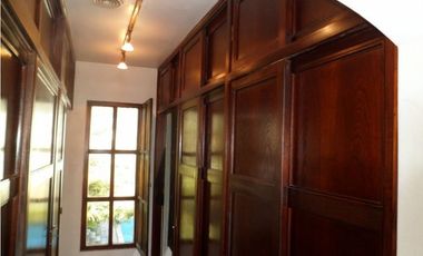 Casa desarrollada en dos plantas con piscina barrio San Carlos