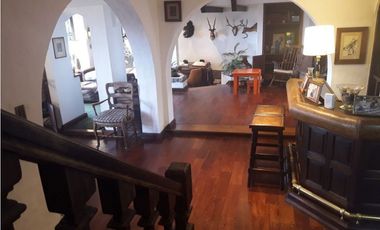 Casa desarrollada en dos plantas con piscina barrio San Carlos