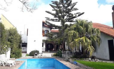 Casa desarrollada en dos plantas con piscina barrio San Carlos