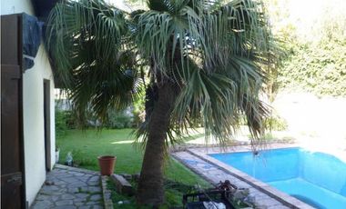 Casa desarrollada en dos plantas con piscina barrio San Carlos
