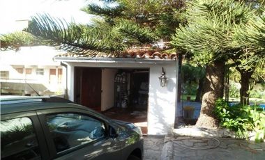 Casa desarrollada en dos plantas con piscina barrio San Carlos