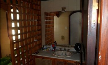 Casa desarrollada en dos plantas con piscina barrio San Carlos