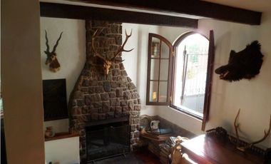 Casa desarrollada en dos plantas con piscina barrio San Carlos