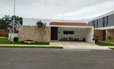 Casa en venta de una planta, en BOSQUES DE CONKAL,  Mérida Yuc.
