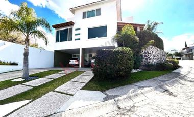 Casa amplia en venta en cumbres del Cimatario 4 recamaras 1 en planta baja 8 estacionamientos 2 terrazas