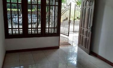 Rumah Kondisi siap pakai Jl Jemursari