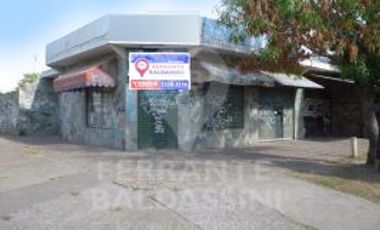 BURZACO:CASA EN P.BAJA C/3 LOCALES. OPORTUNIDAD DE INVERSION. Posibilidad de 4 Rentas reales. Lineas de Colectivo en la esquina , Asfalto. Cerca de Es