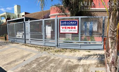 Casa de estilo americana ubicada a 300 metros de Avenida Monteverde y a 800 metros de la estación .