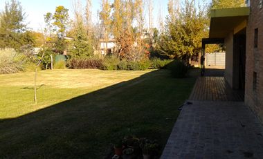 HERMOSA CASA CON AMPLIO PARQUE EN IBARLUCEA- se acepta departamento como parte de pago
