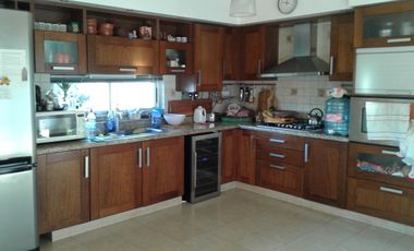 HERMOSA CASA CON AMPLIO PARQUE EN IBARLUCEA- se acepta departamento como parte de pago