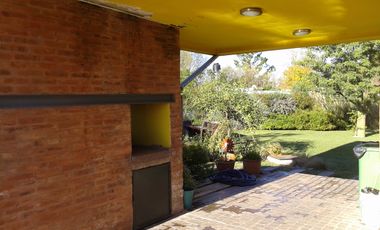 HERMOSA CASA CON AMPLIO PARQUE EN IBARLUCEA- se acepta departamento como parte de pago