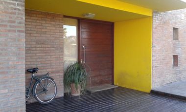 HERMOSA CASA CON AMPLIO PARQUE EN IBARLUCEA- se acepta departamento como parte de pago