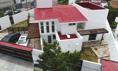 Hermosa Residencia en Villas del Mesón, Esquina, Gran Jardín, Terreno 700 m2,..