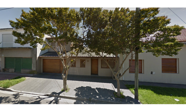 Casa 5 ambientes con garage.