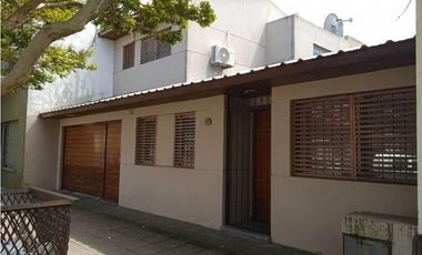 Casa 5 ambientes con garage.