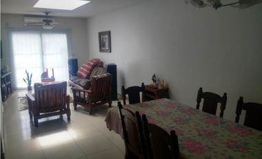 Casa 5 ambientes con garage.