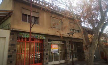FLORES LUVELLO VENDE INMUEBLE CON DEPTO LOCALES TERRENO SOBRE CALLE COLON GODOY CRUZ