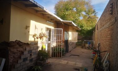 FLORES LUVELLO VENDE INMUEBLE CON DEPTO LOCALES TERRENO SOBRE CALLE COLON GODOY CRUZ