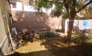 FLORES LUVELLO VENDE INMUEBLE CON DEPTO LOCALES TERRENO SOBRE CALLE COLON GODOY CRUZ