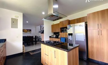 casa en arriendo en loma del escobero. Cod A11426