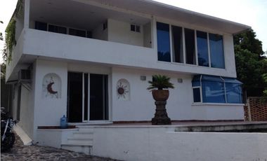CASA EN VENTA A ORILLA DEL LAGO 