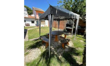VENTA OPORTUNIDAD CASA SOBRE LOTE PROPIO DE 333m2 CON PARQUE Y QUINCHO CON PARRILLA