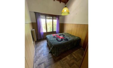 VENTA OPORTUNIDAD CASA SOBRE LOTE PROPIO DE 333m2 CON PARQUE Y QUINCHO CON PARRILLA