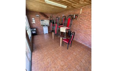 VENTA OPORTUNIDAD CASA SOBRE LOTE PROPIO DE 333m2 CON PARQUE Y QUINCHO CON PARRILLA