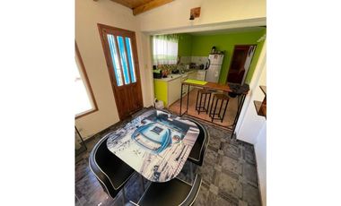 VENTA OPORTUNIDAD CASA SOBRE LOTE PROPIO DE 333m2 CON PARQUE Y QUINCHO CON PARRILLA