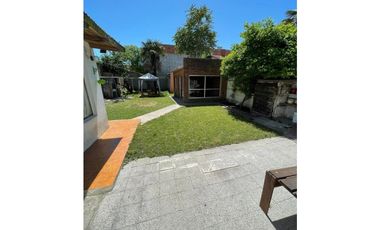 VENTA OPORTUNIDAD CASA SOBRE LOTE PROPIO DE 333m2 CON PARQUE Y QUINCHO CON PARRILLA