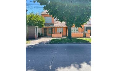 VENTA OPORTUNIDAD CASA SOBRE LOTE PROPIO DE 333m2 CON PARQUE Y QUINCHO CON PARRILLA