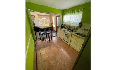 VENTA OPORTUNIDAD CASA SOBRE LOTE PROPIO DE 333m2 CON PARQUE Y QUINCHO CON PARRILLA