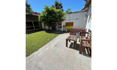 VENTA OPORTUNIDAD CASA SOBRE LOTE PROPIO DE 333m2 CON PARQUE Y QUINCHO CON PARRILLA