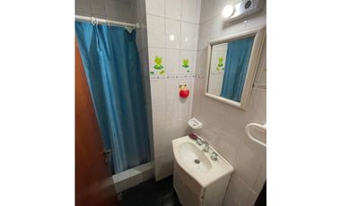 VENTA OPORTUNIDAD CASA SOBRE LOTE PROPIO DE 333m2 CON PARQUE Y QUINCHO CON PARRILLA
