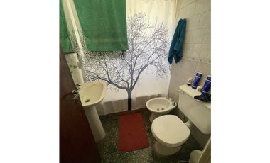 VENTA OPORTUNIDAD CASA SOBRE LOTE PROPIO DE 333m2 CON PARQUE Y QUINCHO CON PARRILLA