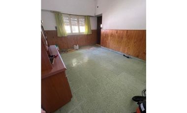 VENTA OPORTUNIDAD CASA SOBRE LOTE PROPIO DE 333m2 CON PARQUE Y QUINCHO CON PARRILLA