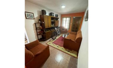 VENTA OPORTUNIDAD CASA SOBRE LOTE PROPIO DE 333m2 CON PARQUE Y QUINCHO CON PARRILLA