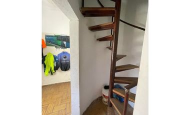 VENTA OPORTUNIDAD CASA SOBRE LOTE PROPIO DE 333m2 CON PARQUE Y QUINCHO CON PARRILLA