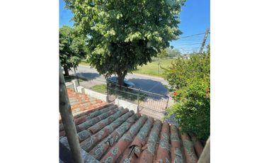 VENTA OPORTUNIDAD CASA SOBRE LOTE PROPIO DE 333m2 CON PARQUE Y QUINCHO CON PARRILLA