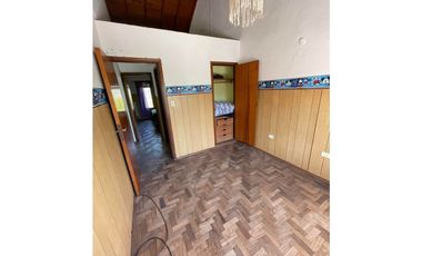 VENTA OPORTUNIDAD CASA SOBRE LOTE PROPIO DE 333m2 CON PARQUE Y QUINCHO CON PARRILLA
