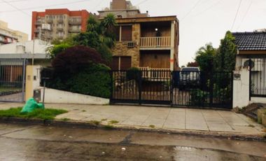 PERMUTA - CHALET DE 5 AMBIENTES EN VENTA - MORON CENTRO