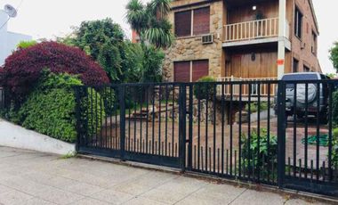 PERMUTA - CHALET DE 5 AMBIENTES EN VENTA - MORON CENTRO