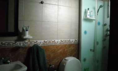 DEPARTAMENTO EN PLANTA ALTA CON DOS DORMITORIOS, BANO, COCINA/COMEDOR, LAVADERO CUBIERTO, GALERIA Y PATIO EN PLANTA BAJA